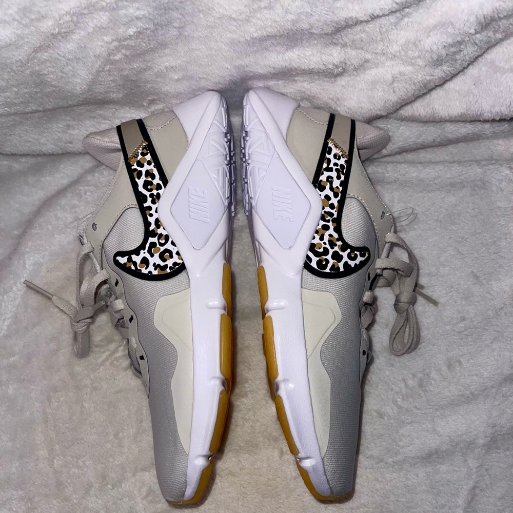 Nike NWOT Women's Neutral Off White/Gray Sneakers with Leopard Accent W7.5 - Picture 2 of 8